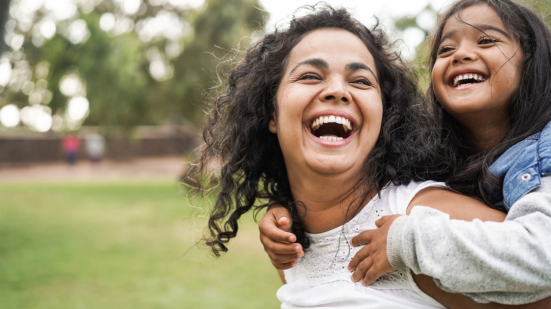 mae-com-a-filha-as-costas