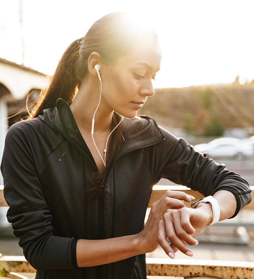 card-benefit-vitality_DESKTOP_mulher_smartwatch