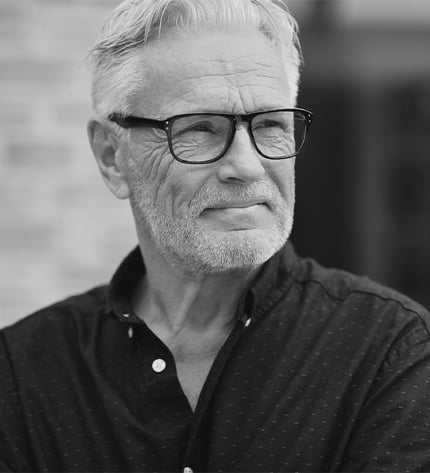 Foto retrato a preto e branco de senhor idoso com um ligeiro sorriso