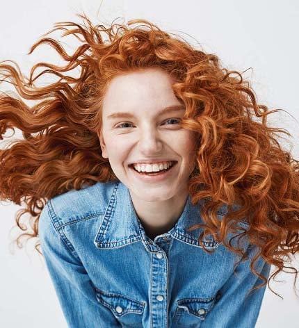 Foto retrato de rapariga ruiva a sorrir