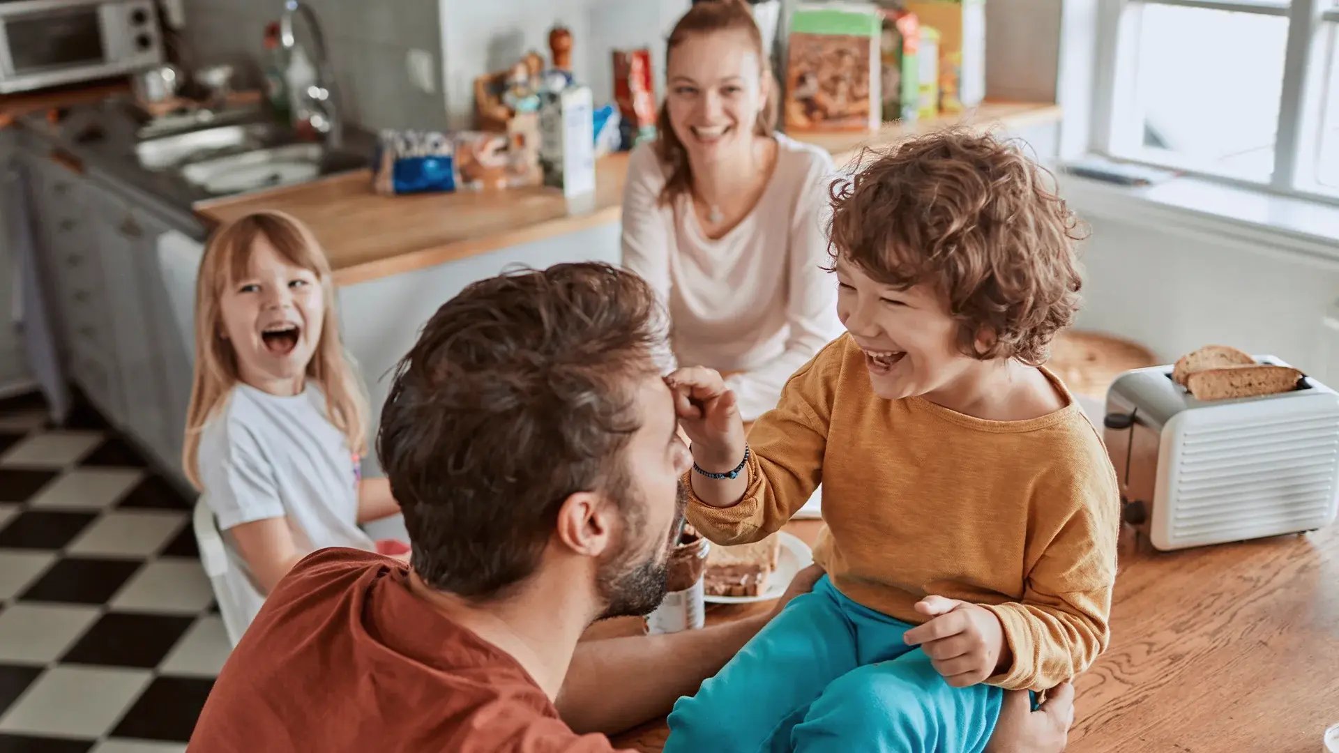 familia-feliz-na-cozinha