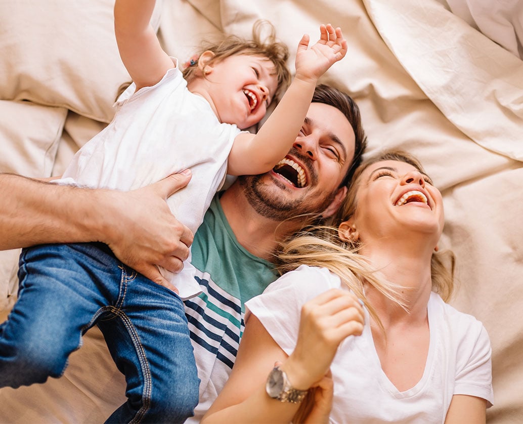 familia-na-cama-a-rir