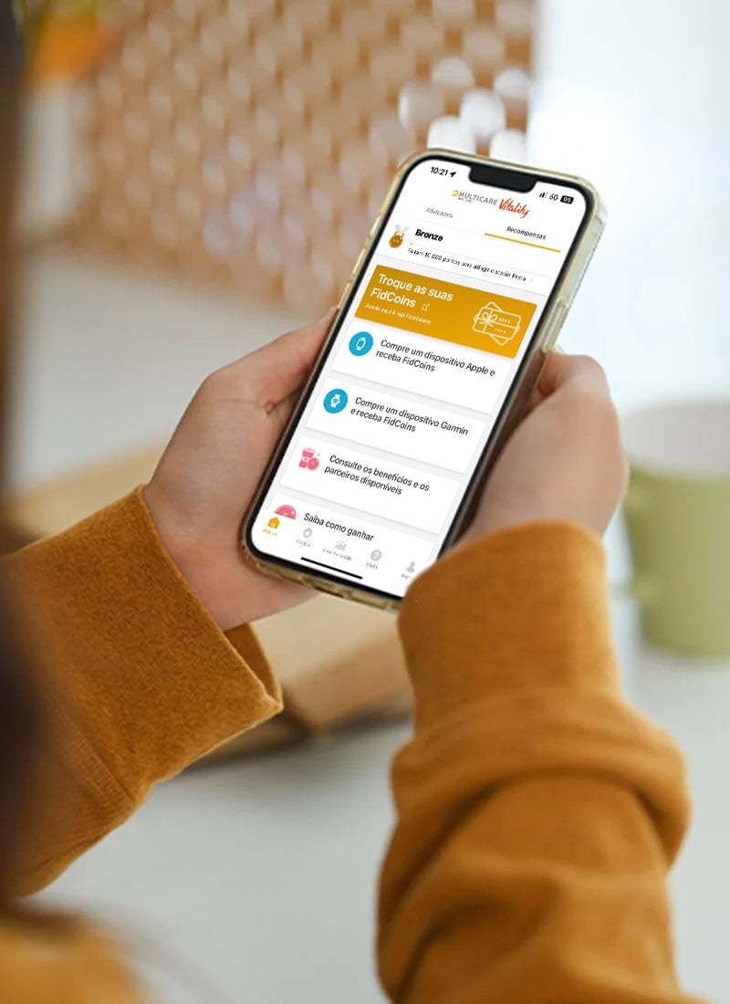 Mãos a segurar num smartphone