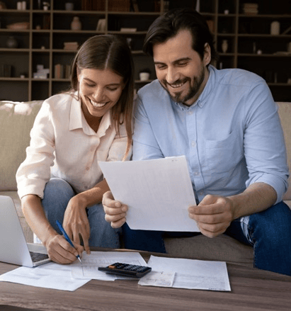 casal-feliz-analisa-papeis-reembolso-desktop