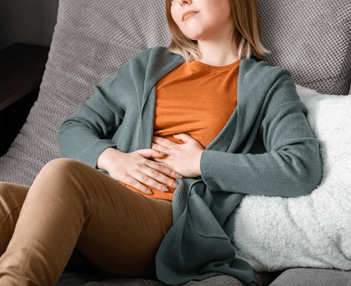 adolescente-com-maos-na-barriga-dores-desktop