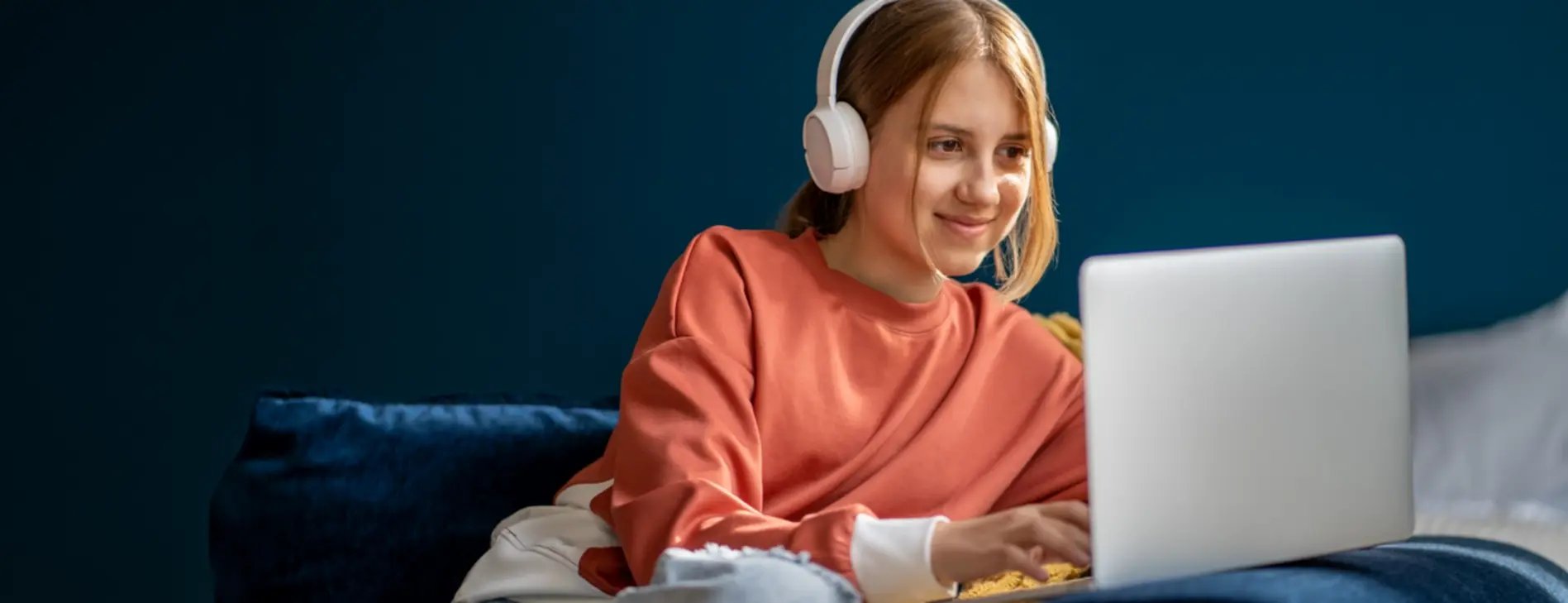 adolescente-no-computador-a-sorrir-desktop