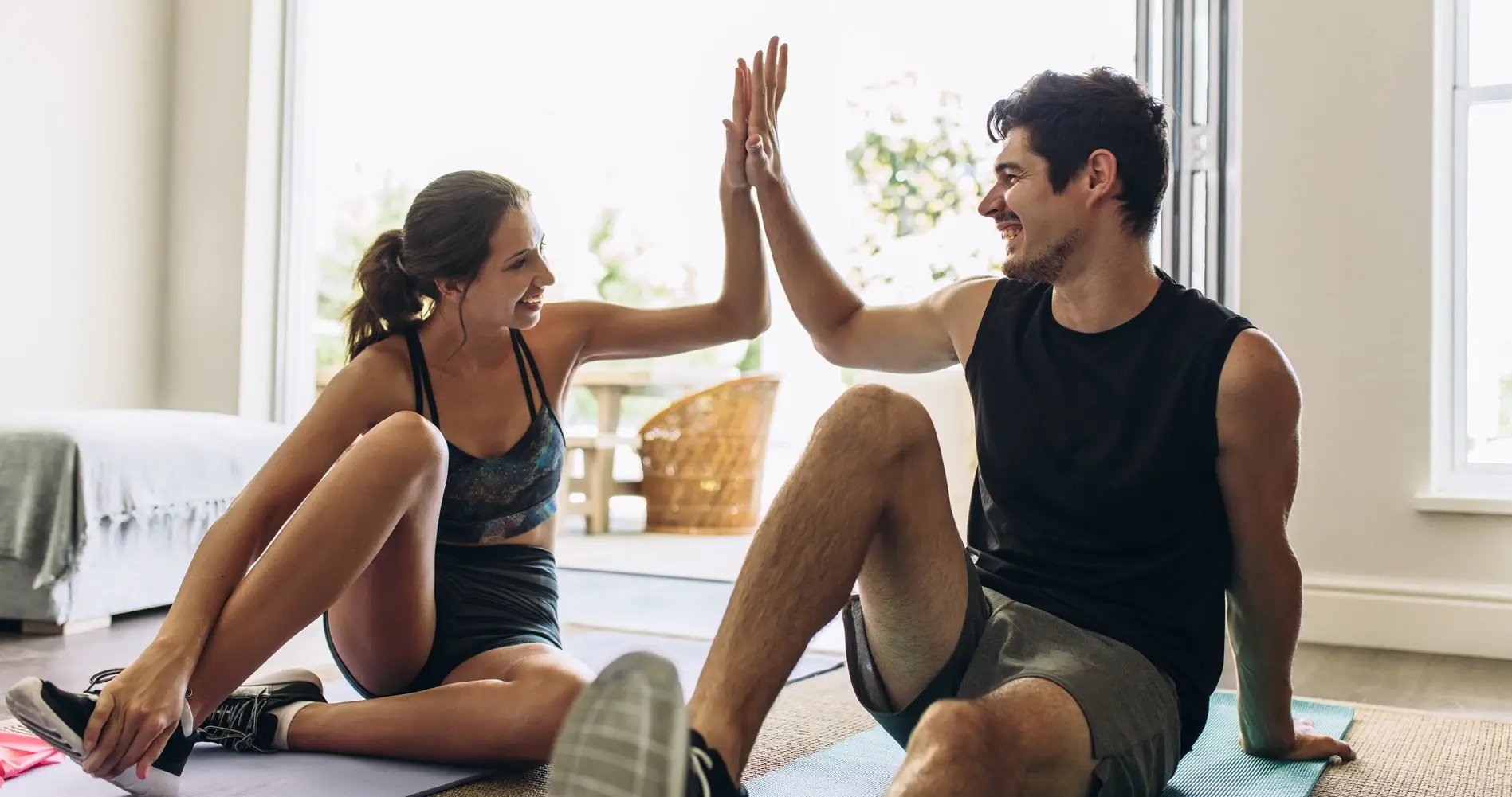 casal-a-fazer-exercicio-em-casa-desktop