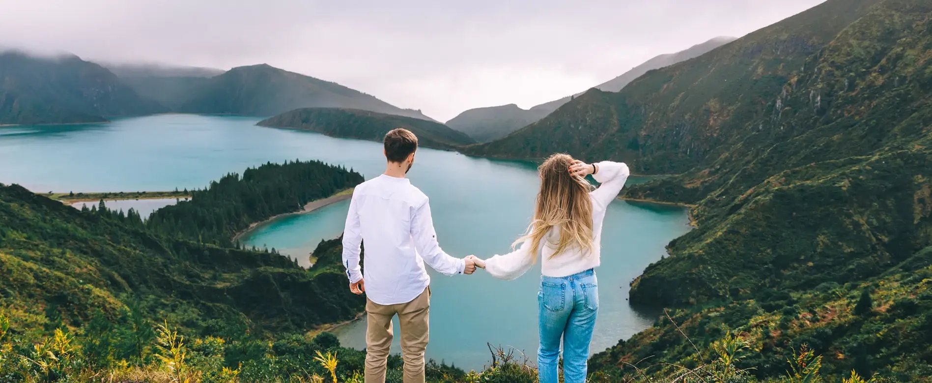 casal-de-maos-dadas-com-vista-mar-desktop