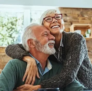 casal-mais-velho-abracados-a-sorrir-desktop