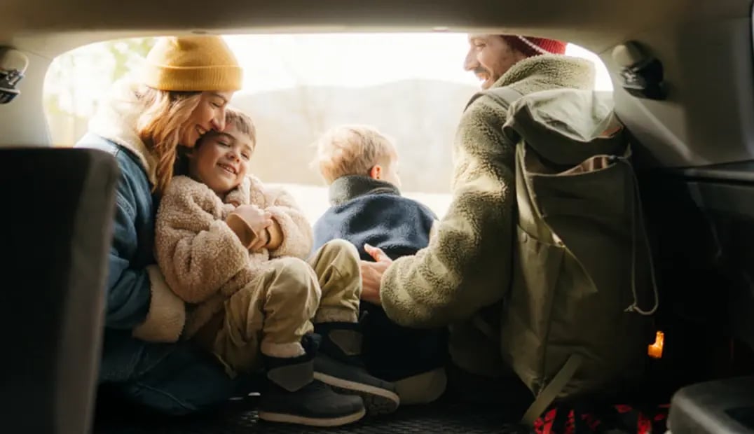 familia-feliz-abracados-no-carro