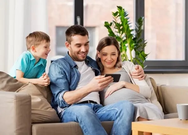familia-no-sofa-a-ver-telemovel-desktop