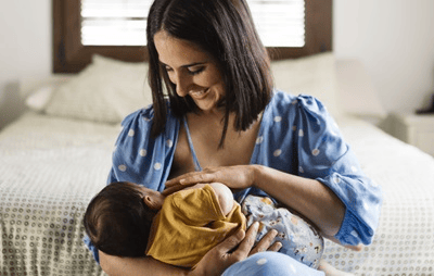 mae-a-amamentar-bebe-no-quarto-desktop