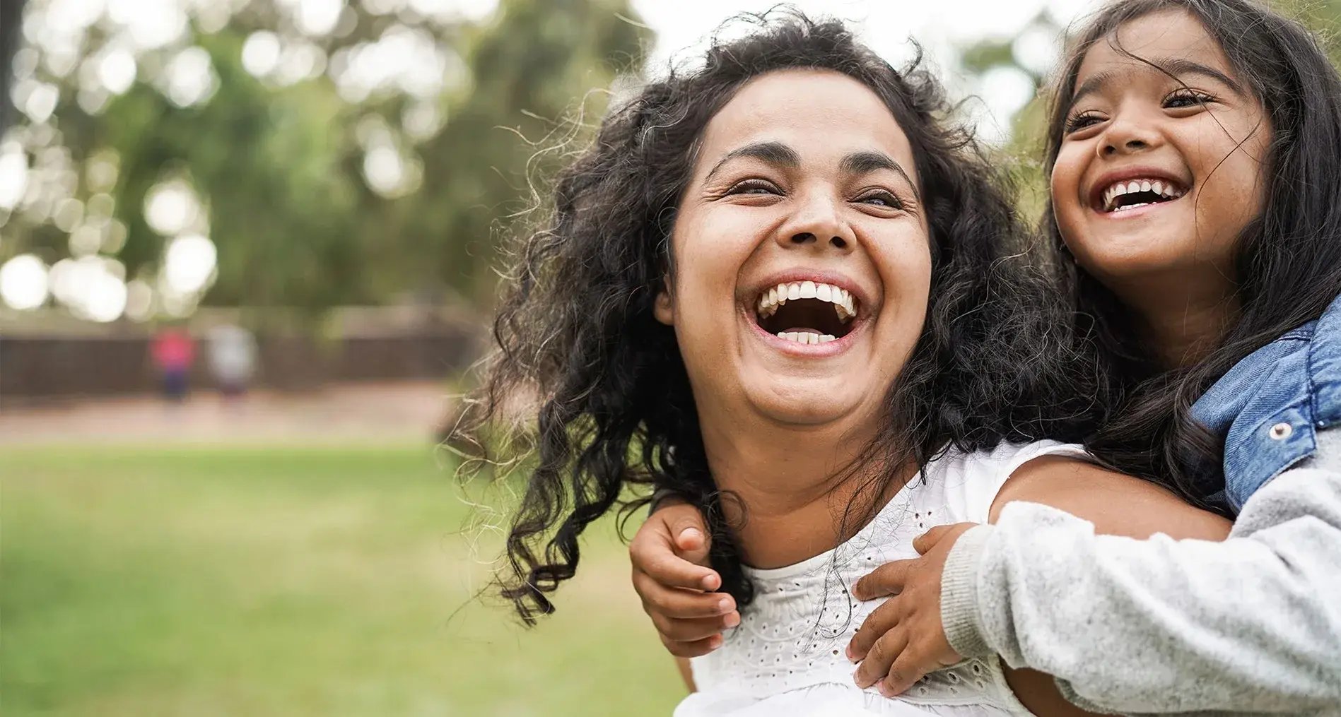 mae-a-sorrir-com-filha-a-sorrir-nas-cavalitas-desktop