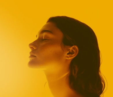 perfil-senhora-fundo-amarelo-mobile-392x495