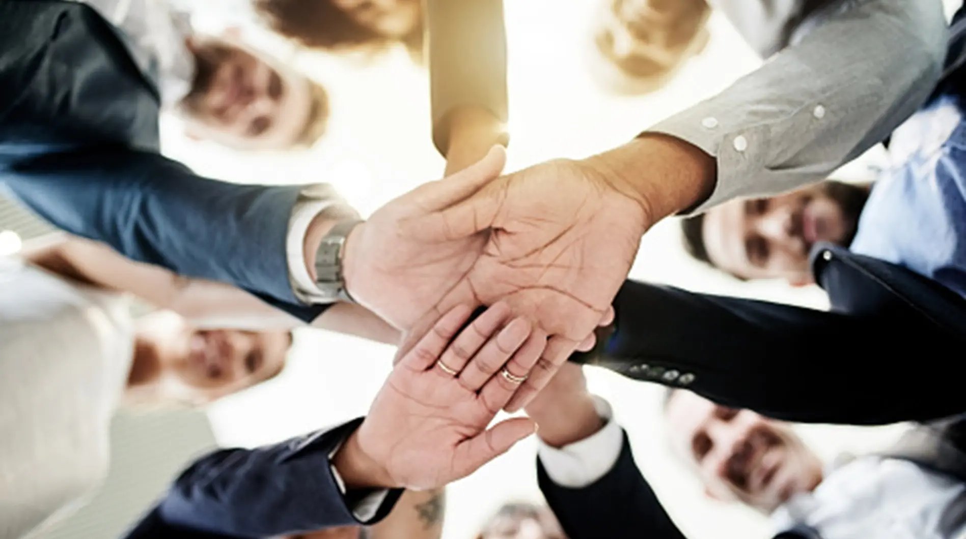 pessoas-com-maos-unidas-institucional-desktop