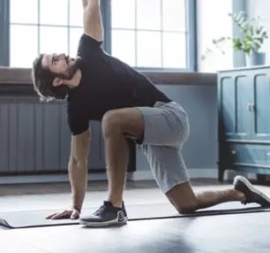 senhor-a-fazer-exercicio-em-casa-desktop