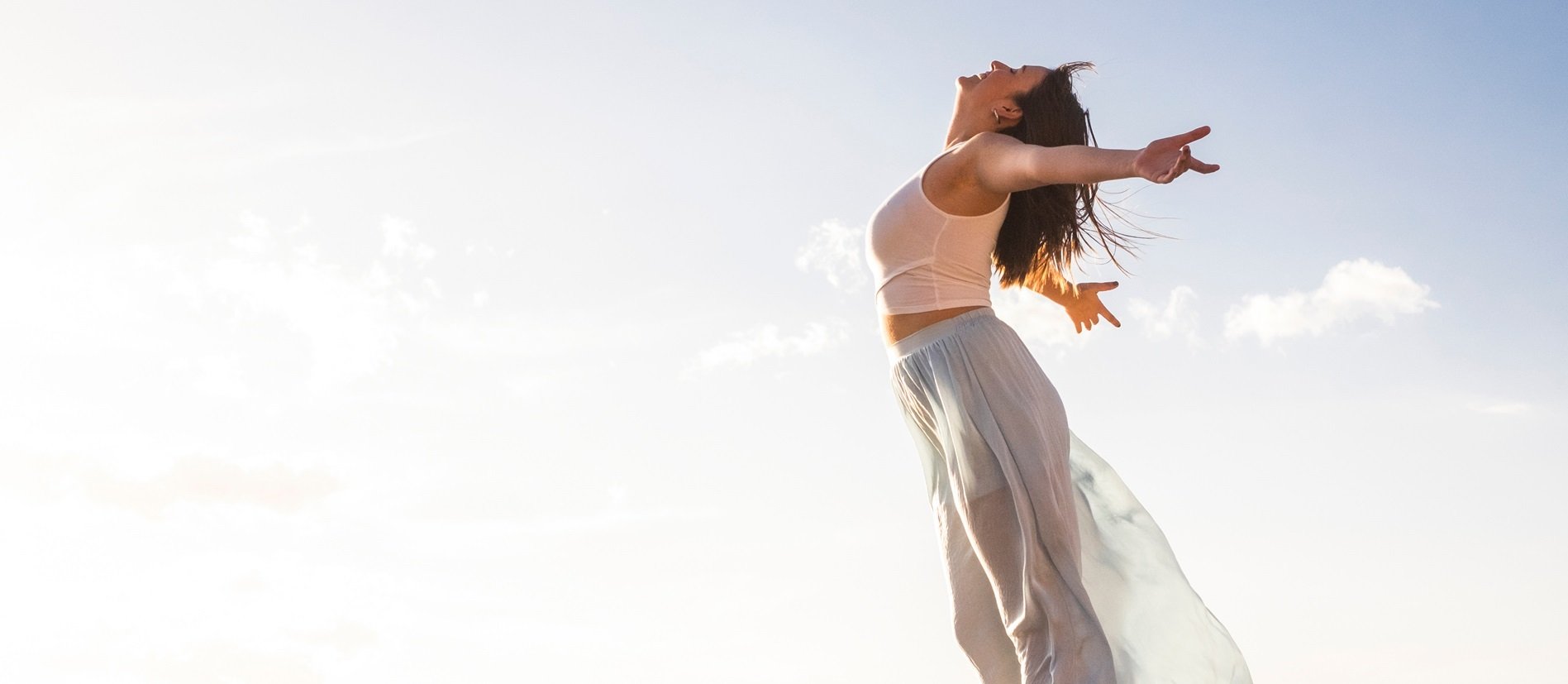 senhora-a-esperguicar-o-corpo-na-praia-desktop