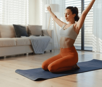 senhora-a-fazer-exercicio-num-tapete-yoga-mobile