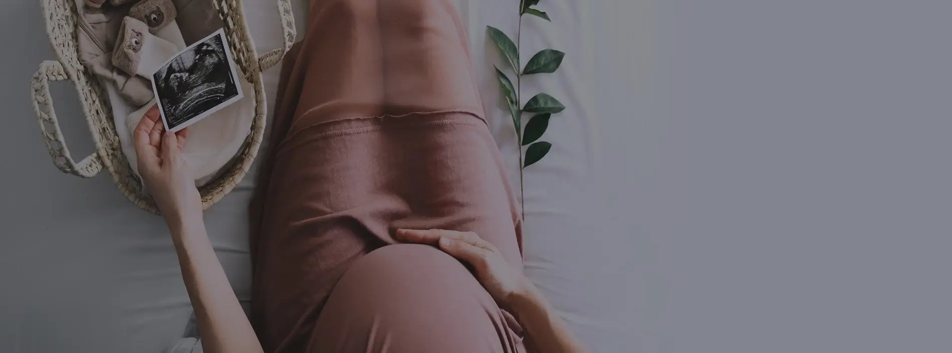 senhora-gravida-sentada-a-segurar-ecografia-desktop