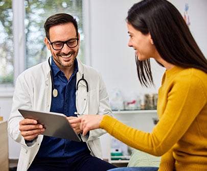 medico-e-mulher-na-consulta