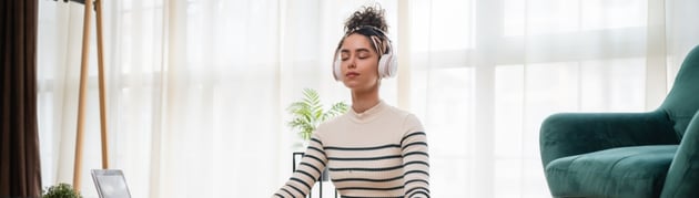 Rapariga a fazer exercício enquanto ouve música