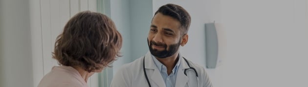 Médico a atender um paciente numa sala de consulta