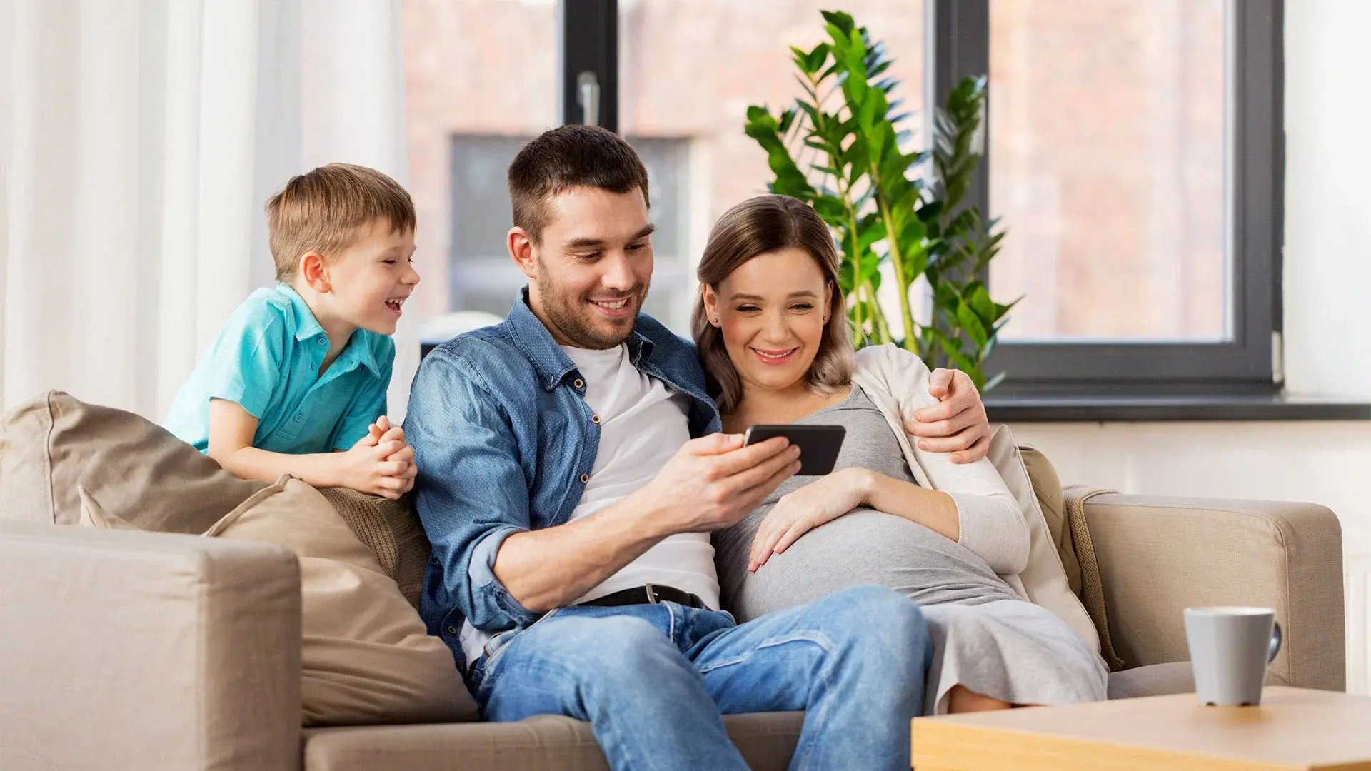 familia-no-telemovel-sofa-banner-mgf