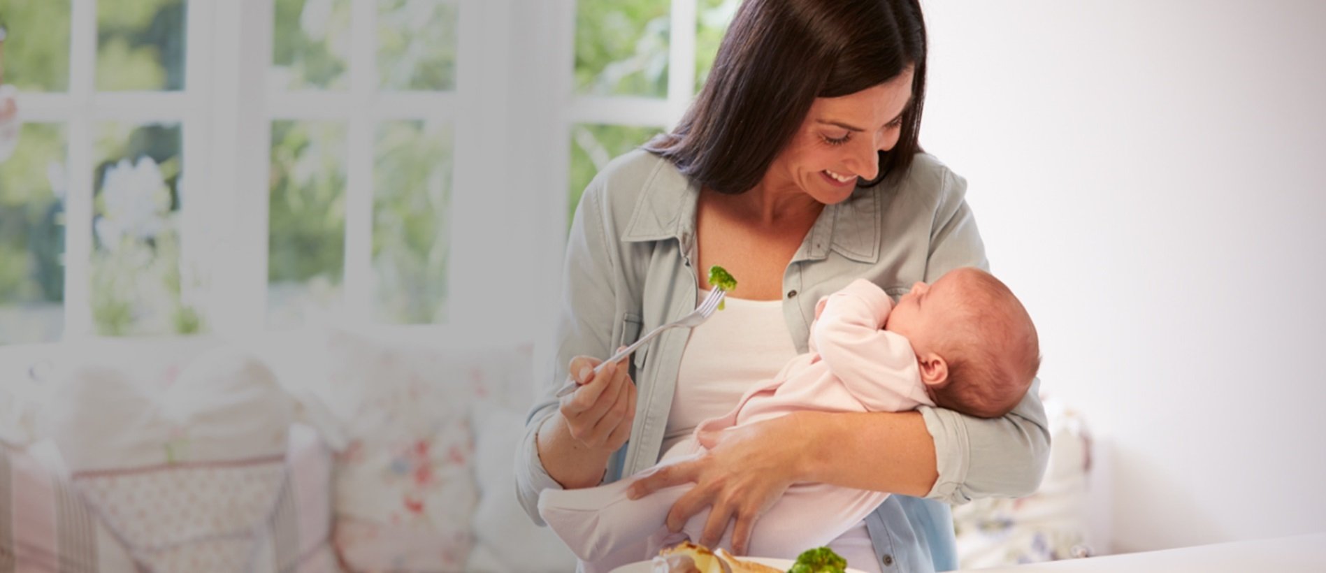 mae-a-dar-de-comer-ao-bebe-nutricao-pos-parto