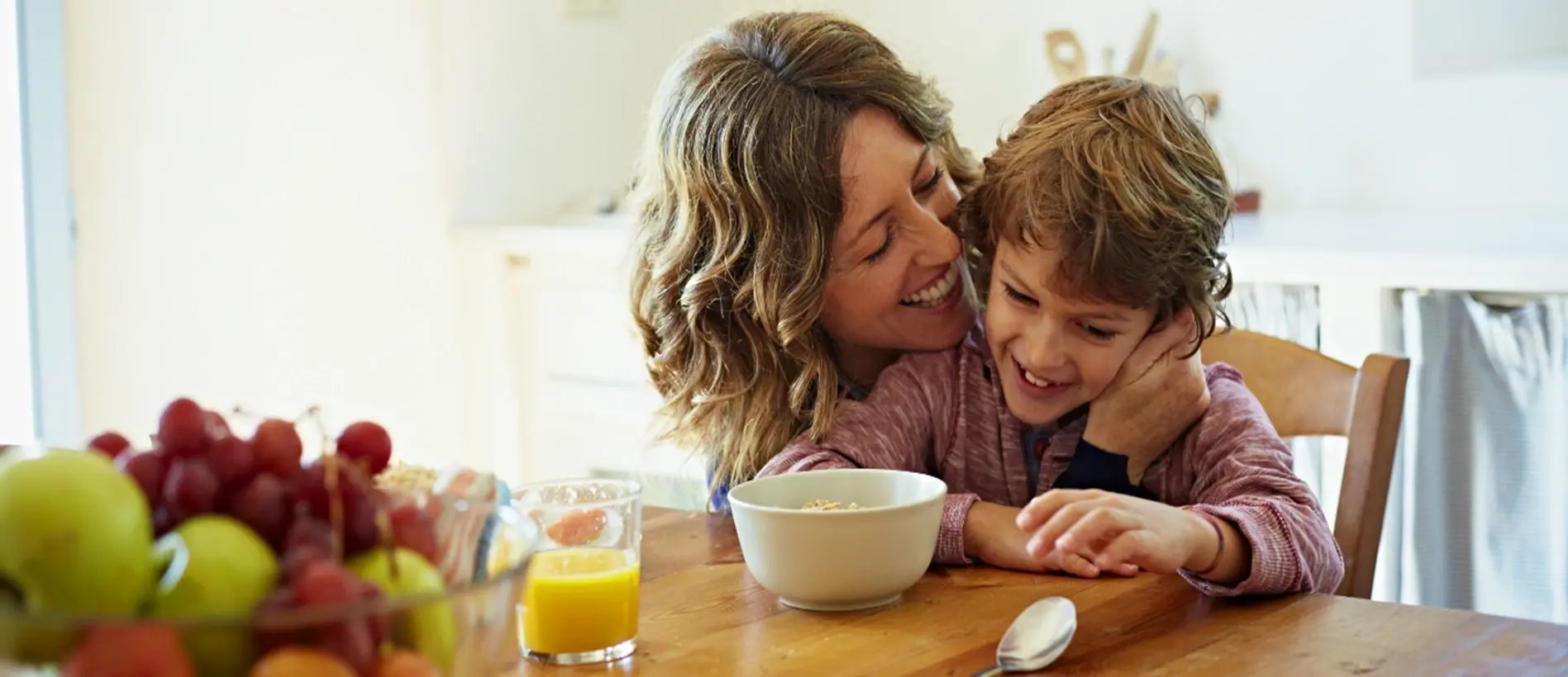 mae-e-filho-a-comer-nutricao 