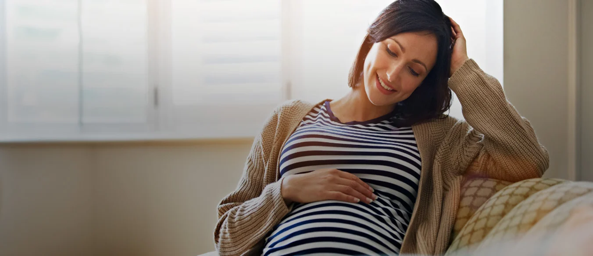 mulher-gravida-mao-na-barriga-acompanhamento-gravidez