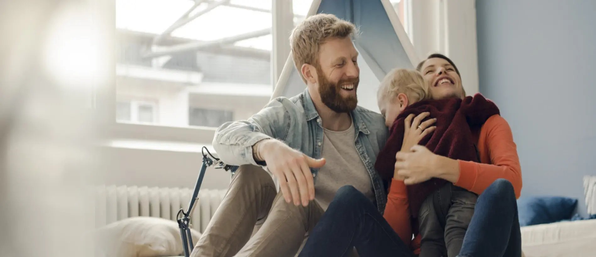 pais-e-filho-abracados-parentalidade