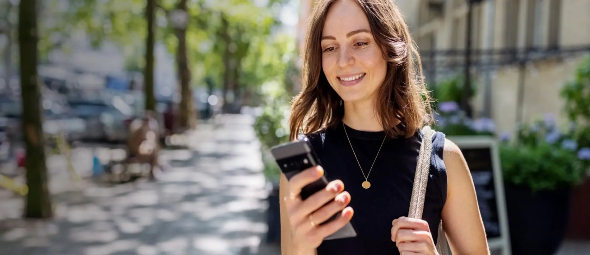 rapariga-a-olhar-para-o-telemovel-ar-livre-avaliador (1)