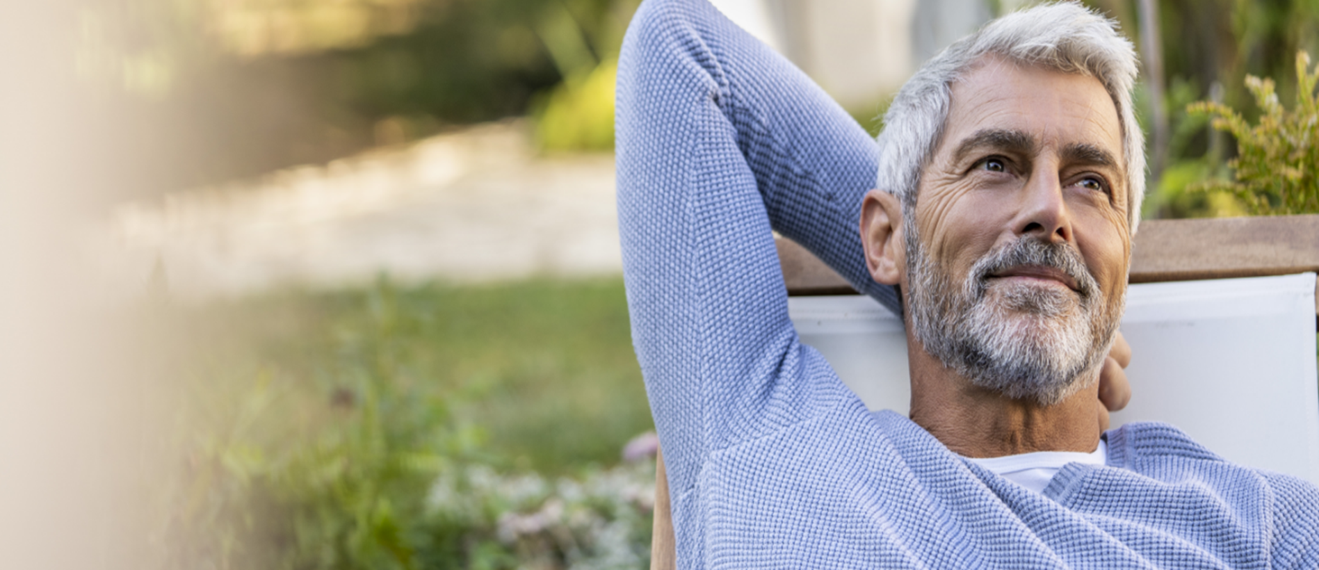 senhor-esticado-ao-ar-livre