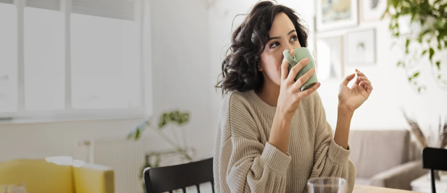 senhora-a-beber-da-chavena-nutricao-concecao