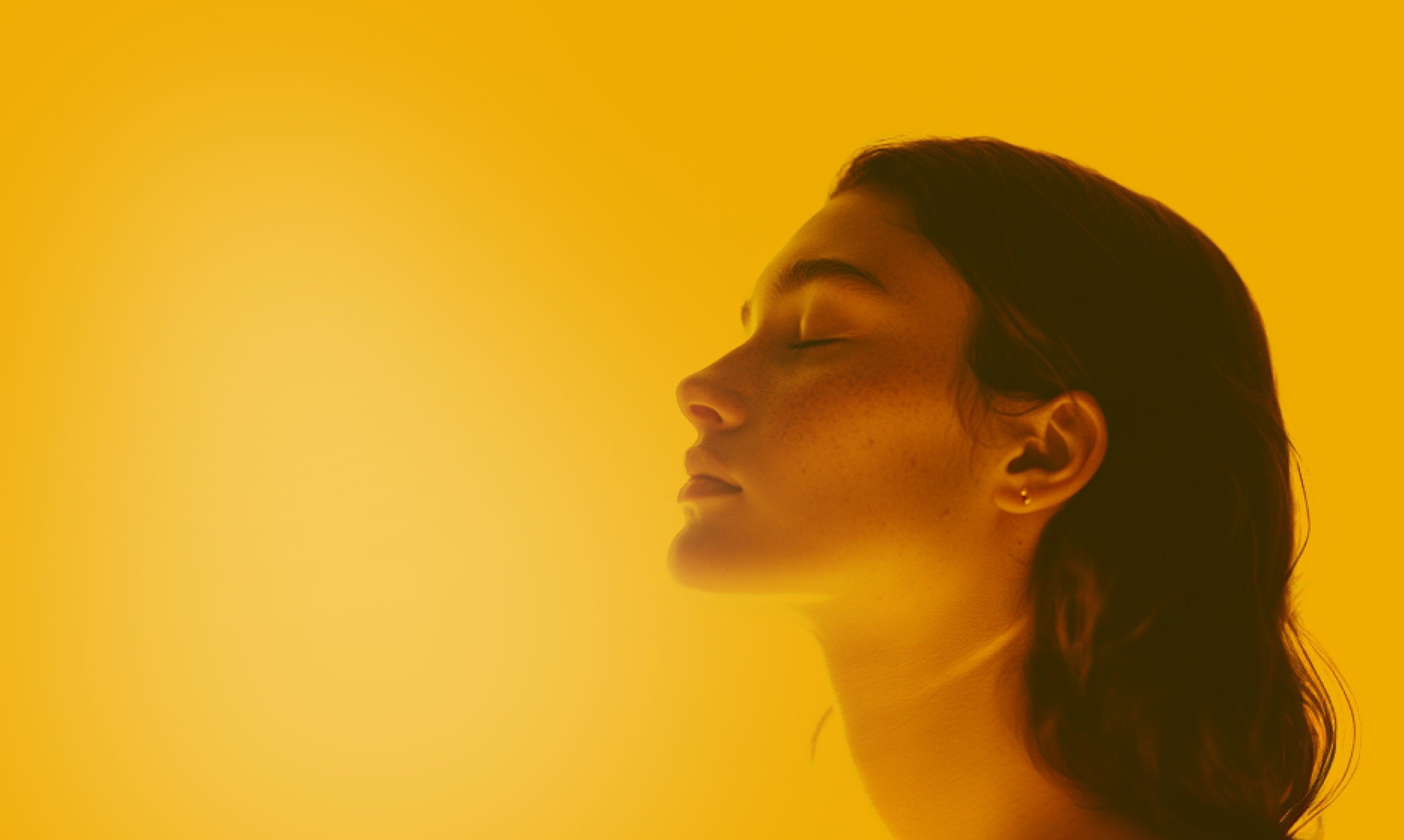 mulher_fundo_amarelo_desktop