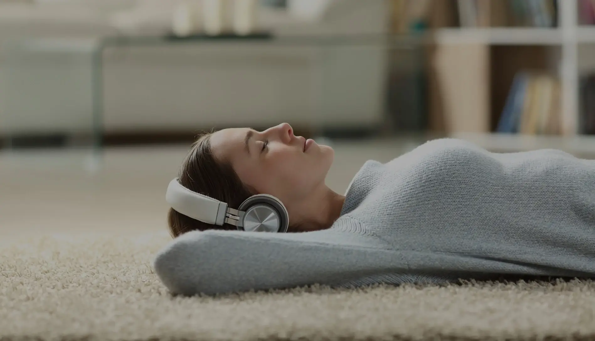 menina-deitada-no-chao-com-fones-desktop