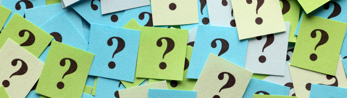 Vários pontos de interrogação em vários post-it