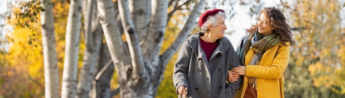 Filha a cuidar da mãe enquanto dão um passeio