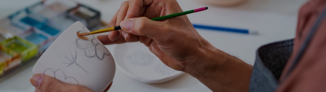 Mulher a fazer atividade de cerâmica e pintura