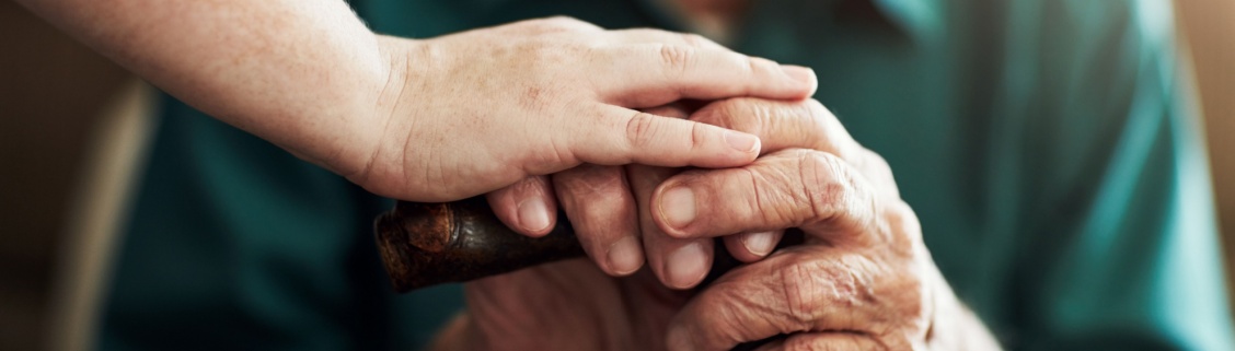 Toque de mãos entre filha e mãe