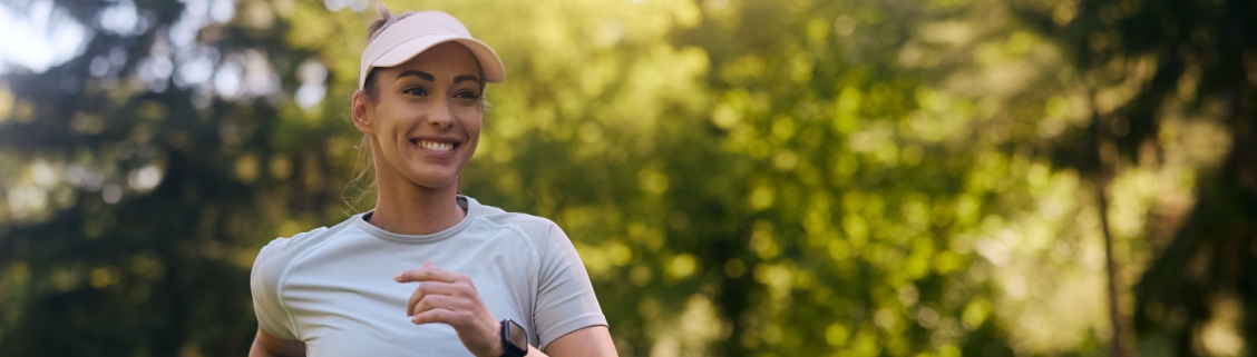 Mulher a correr ao ar livre