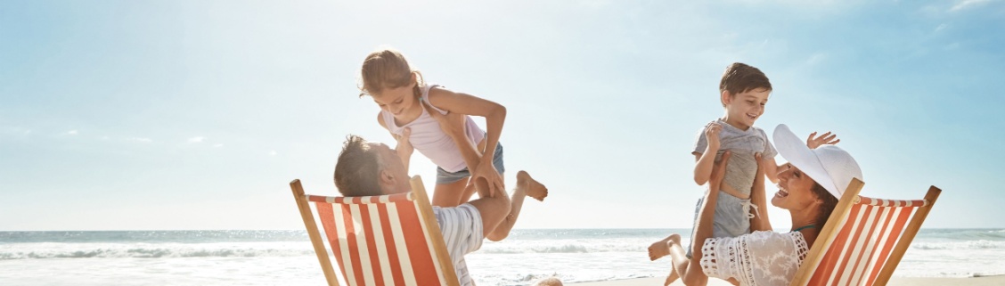 Família de férias com os filhos na praia