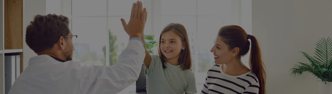 Médico com paciente criança numa consulta