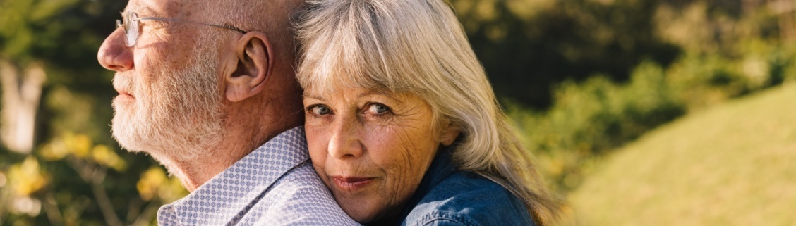 Casal idoso a abraçar-se