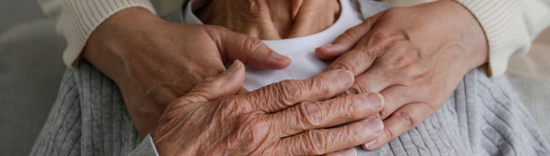 Troca de toques nas mãos entre idosa e mulher