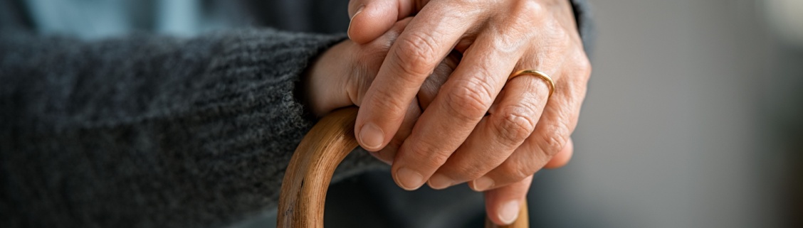 Idoso a segurar bengala