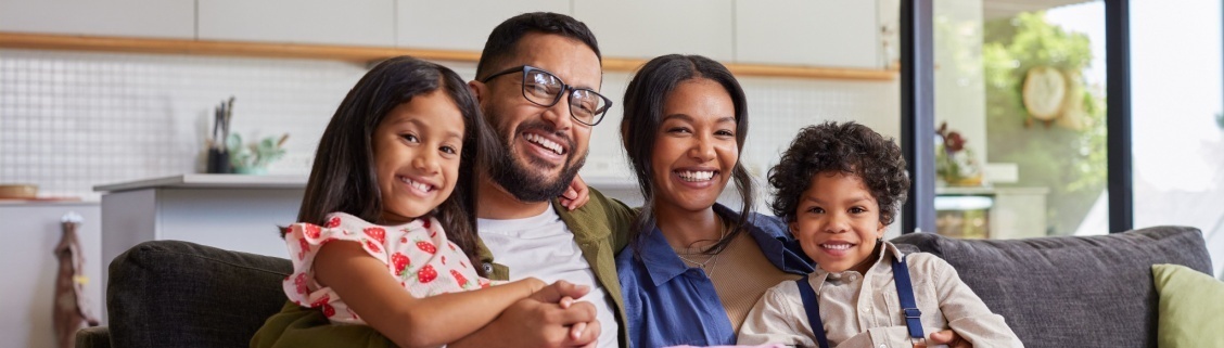 Família junta a sorrir