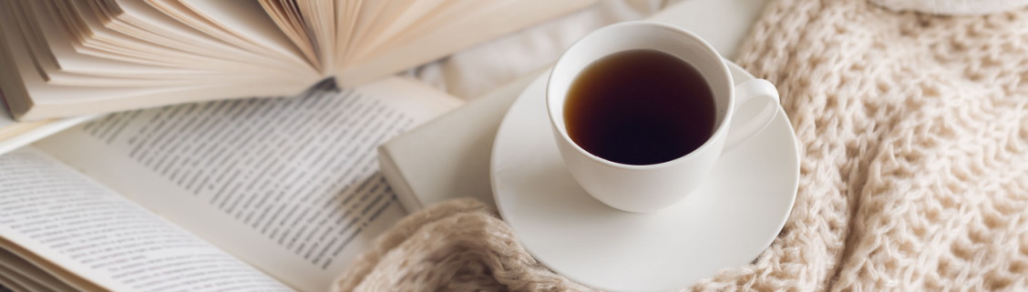 Café por cima de um livro