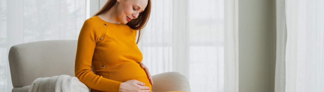 Mulher grávida a tocar na sua barriga
