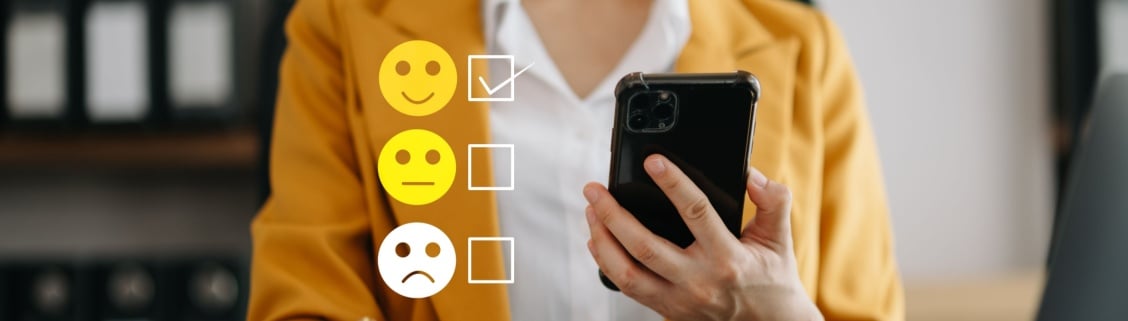 Homem com o telemóvel na mão